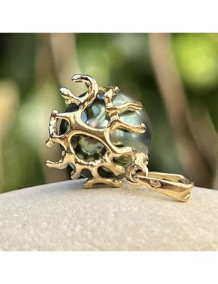 quels sont les bienfaits du corail ? pendentif or perle de Tahiti bleu