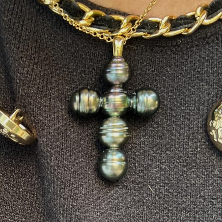 قلادة صليب - 6 لآلئ تاهيتية - تشكيلة الطاووس