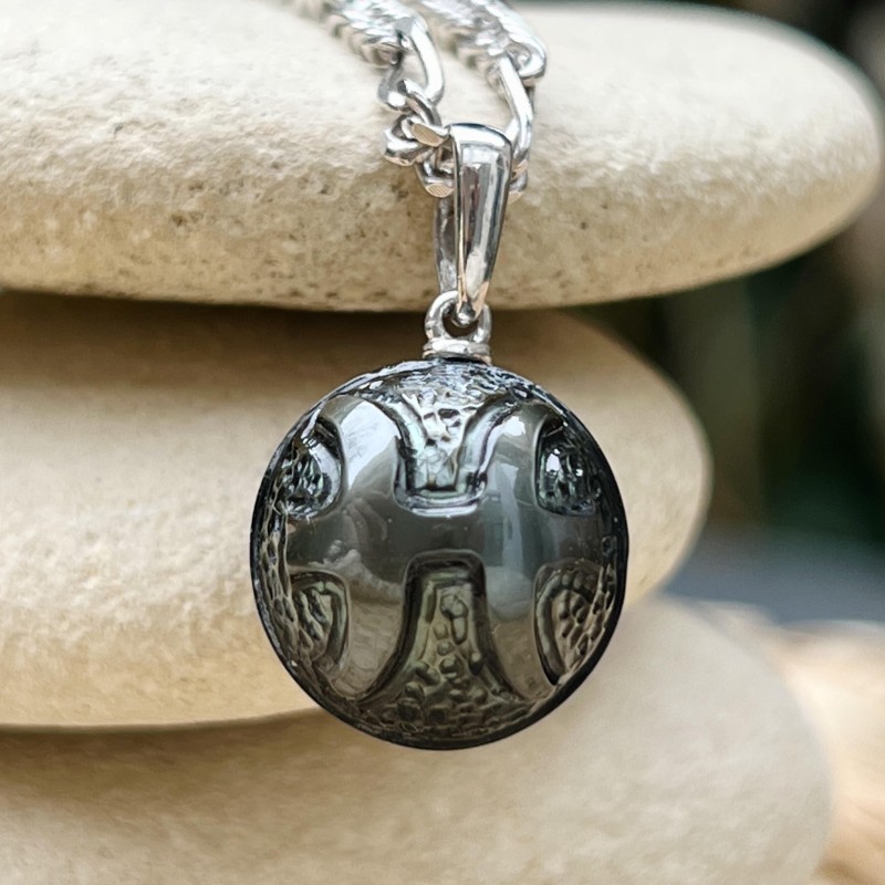 Colgante de perla de Tahití con grabado del zodiaco Piscis