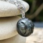 Colgante de perla de Tahití con grabado del zodiaco Piscis