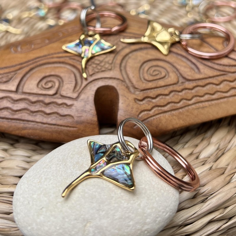 cadeau gratuit - porte clé raie manta en nacre - cadeau poemotu