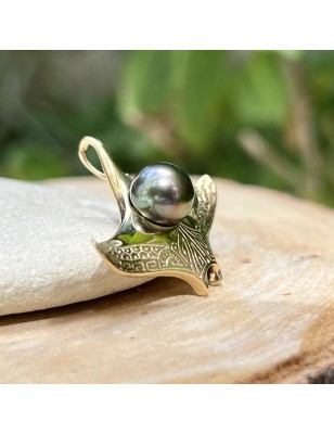 perle Tahiti pendentif homme or raie manta - bijou tahitien pour homme avec une perle