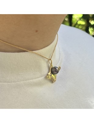 Aubergine Tahitian Pearl on Manta Ray in 18K Gold Pendant
