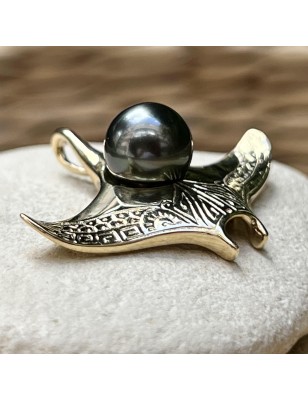 perle Tahiti pendentif homme or raie manta - bijou tahitien pour homme avec une perle