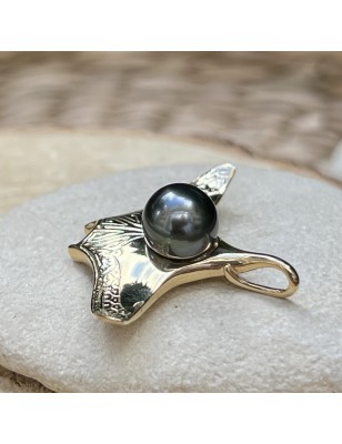perle Tahiti pendentif homme or raie manta - bijou tahitien pour homme avec une perle