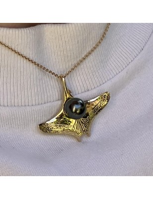 perle Tahiti pendentif homme or raie manta - bijou tahitien pour homme avec une perle