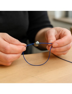 bijoutier réparant les bijoux avec une perle - réparer un bracelet perle