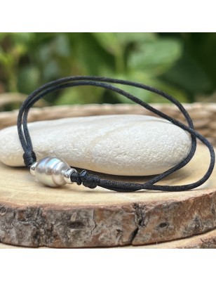 Heiata – Schwarzes Satinarmband mit schillernder weißer Tahitiperle