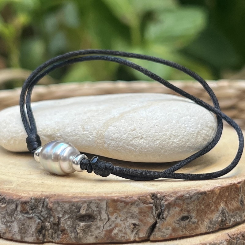 Heiata – Schwarzes Satinarmband mit schillernder weißer Tahitiperle