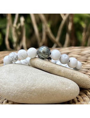 Bracelet Natural Howlite Stones and Engraved Tahitian Pearl of 10.33mm