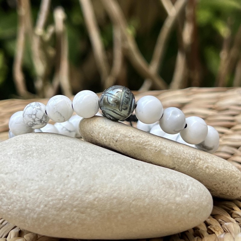Bracelet Natural Howlite Stones and Engraved Tahitian Pearl of 10.33mm