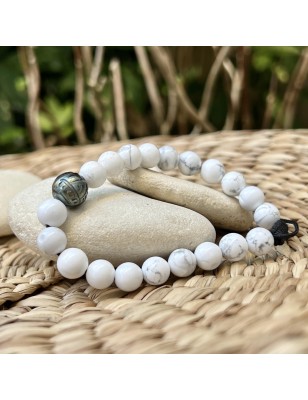 Bracelet Natural Howlite Stones and Engraved Tahitian Pearl of 10.33mm