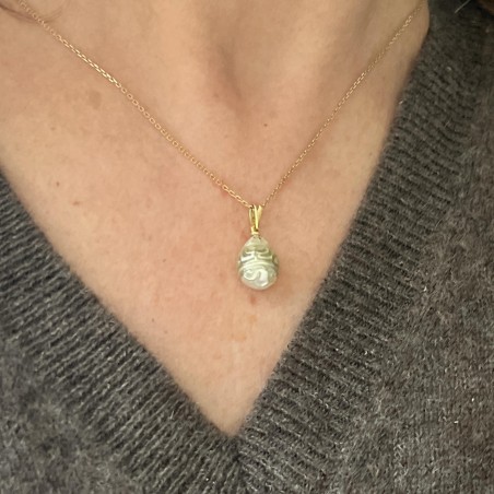 قلادة من ذهب عيار 18 مع لؤلؤة تاهيتي بيضاء منقوشة