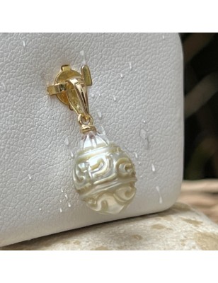 18 Carat Gold Pendant with Engraved White Tahitian Pearl