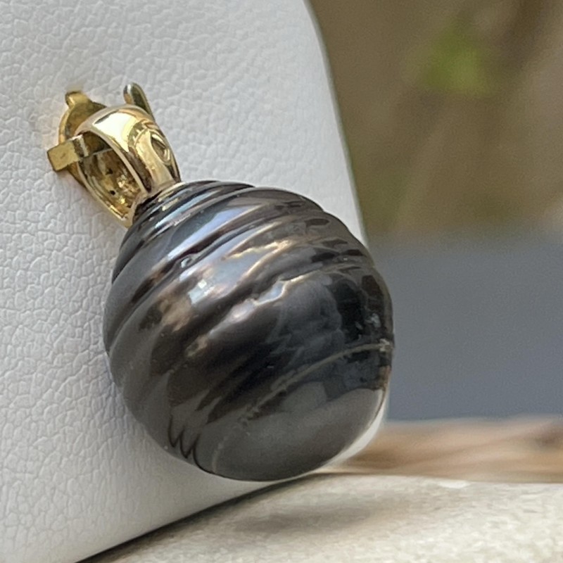 Tāroa – 18 Carat Gold Pendant - 15.40 mm Circled Tahitian Pearl