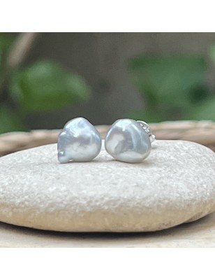 keshis gris en boucles d'oreilles femme perle