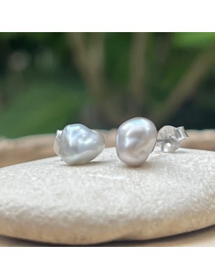 keshis gris en boucles d'oreilles femme perle