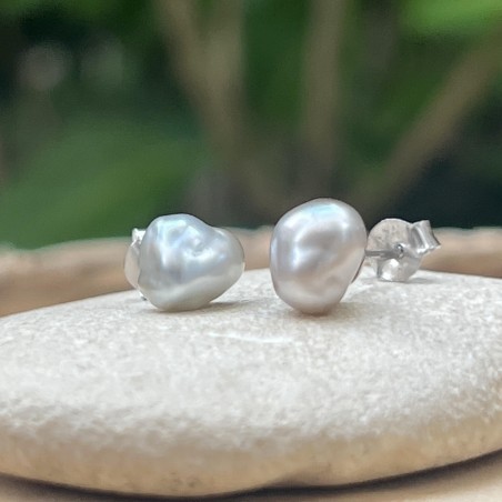 keshis gris en boucles d'oreilles femme perle