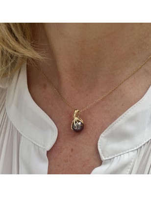 Superb Octopus Pendant in 18 Carat Gold and Aubergine Tahitian Pearl