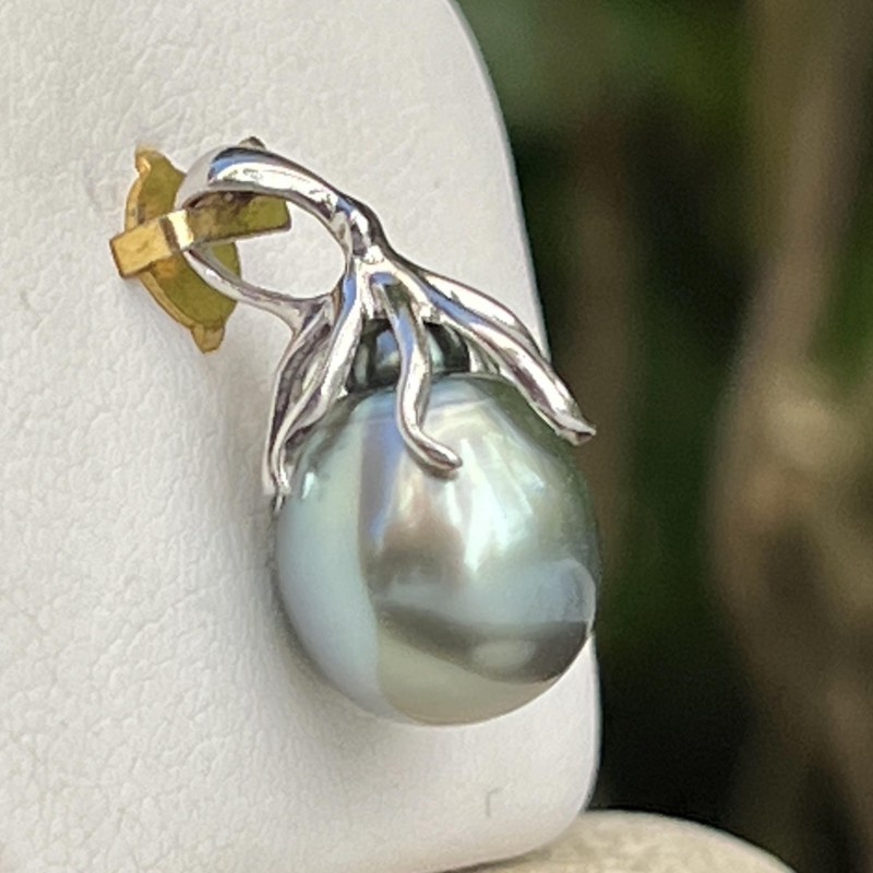 Moana Iti - Octopus Pendant 18 Carat White Gold - Tahitian Lagoon Pearl Moana Iti - Octopus Pendant 18 Carat White Gold - Tahitian Lagoon Pearl