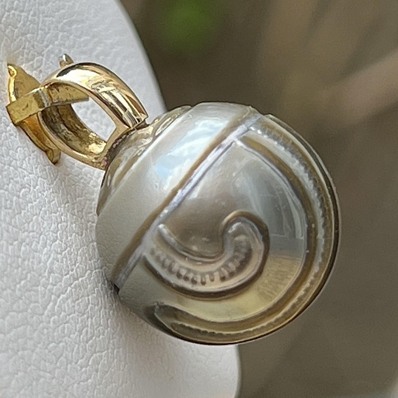 Moana Nui - Pendentif Or 18 Carats Perle de Tahiti Gravée - 14.75mm