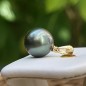 Aura – Colgante de Oro 18 Quilates & Perla de Tahití Iroise 11.50mm Aura – Colgante de Oro 18 Quilates & Perla de Tahití Iroise 11.50mm
