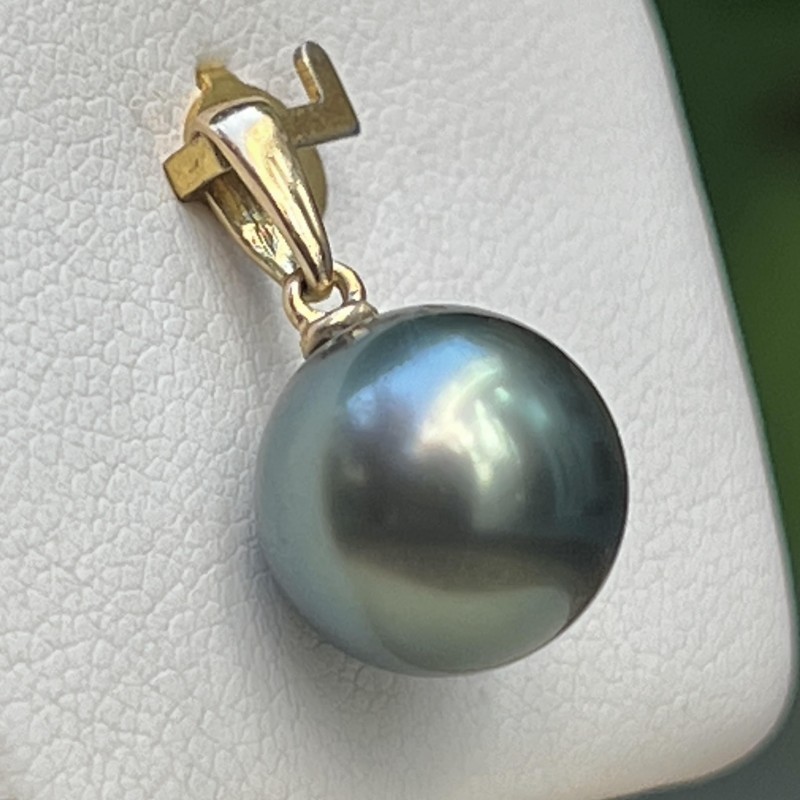 Aura – Colgante de Oro 18 Quilates & Perla de Tahití Verde 10.87mm Aura – Colgante de Oro 18 Quilates & Perla de Tahití Verde 10.87mm
