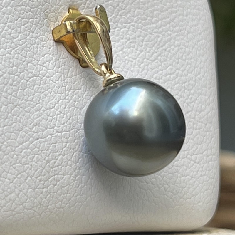 Aura – Pendentif Or 18 Carats & Perle de Tahiti Grise 10.40mm Aura – Pendentif Or 18 Carats & Perle de Tahiti Grise 10.40mm