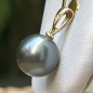 Aura – Pendentif Or 18 Carats & Perle de Tahiti Grise 10.40mm Aura – Pendentif Or 18 Carats & Perle de Tahiti Grise 10.40mm