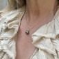 Aura – Pendentif Or 18 Carats & Perle de Tahiti Grise 10.40mm Aura – Pendentif Or 18 Carats & Perle de Tahiti Grise 10.40mm