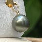 Aura – Pendente in Oro 18 Carati & Perla di Tahiti Verde 11,33 mm Aura – Pendente in Oro 18 Carati & Perla di Tahiti Verde 11,33 mm