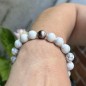 Howlith-Armband mit Tahiti-Perle in Pastellfarbe Howlith-Armband mit Tahiti-Perle in Pastellfarbe