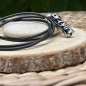 Tiki-Kraft Halskette aus Schwarzem Onyx und Edelstahl Tiki-Kraft Halskette aus Schwarzem Onyx und Edelstahl