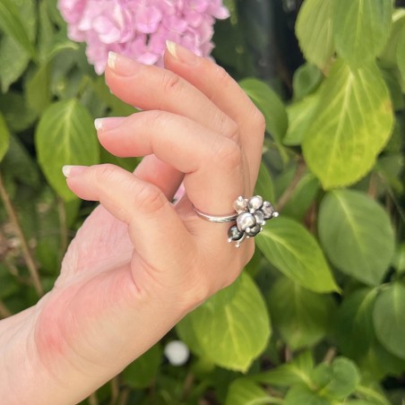 Anello in Argento Rodiato con 9 Keshi di Tahiti