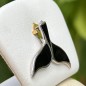 Delfinschwanz – Rhodiniertes Silber und Schwarze Emaille Delfinschwanz – Rhodiniertes Silber und Schwarze Emaille