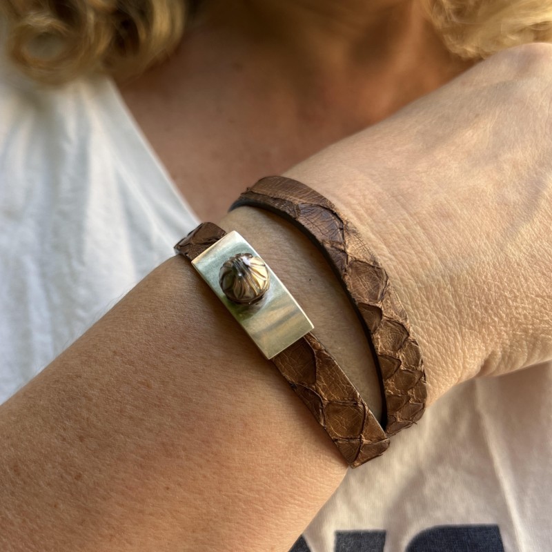Pulsera de piel de serpiente con perla grabada