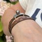 Pulsera de piel de serpiente con perla grabada