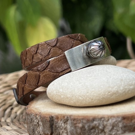 Pulsera de piel de serpiente con perla grabada