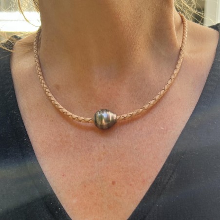 Tāura – Collier en Cuir Tressé Naturel & Perle de Tahiti de 13,70mm