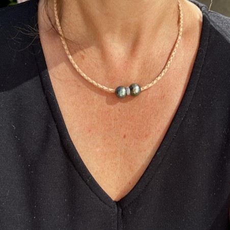 Tāura – Collier en Cuir Tressé Naturel & Perles de Tahiti Peacock