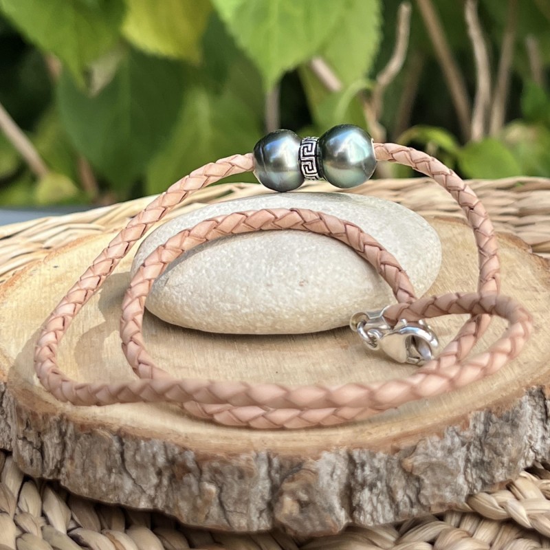 Tāura – Collar de Cuero Trenzado Natural con Perlas de Tahití Peacock Tāura – Collar de Cuero Trenzado Natural con Perlas de Tahití Peacock
