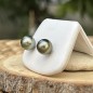Mahana Ura - Orecchini con Perle di Tahiti Verde Oliva Mahana Ura - Orecchini con Perle di Tahiti Verde Oliva