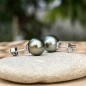 Mahana Ura - Orecchini con Perle di Tahiti Verde Oliva Mahana Ura - Orecchini con Perle di Tahiti Verde Oliva